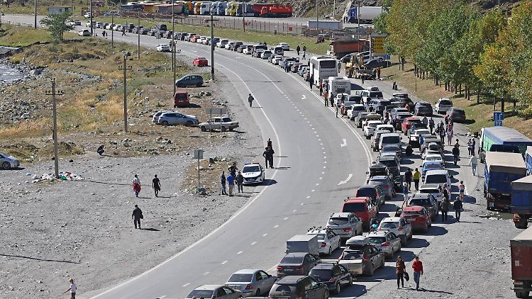 Lange Schlangen an einem russisch-georgischen Grenzübergang im September 2022, nachdem der Kreml die Teilmobilisierung verkündete.