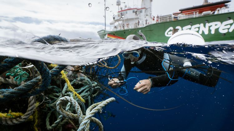 Zehntausende Tonnen Plastikmüll treiben in den Weltmeeren.