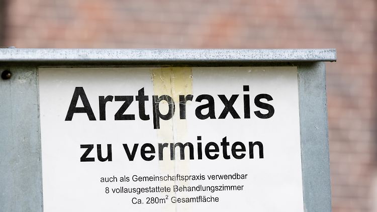 Gerade in ländlichen Regionen Deutschlands stehen zahlreiche Arztpraxen leer, weil Nachwuchskräfte lieber in Kliniken arbeiten.