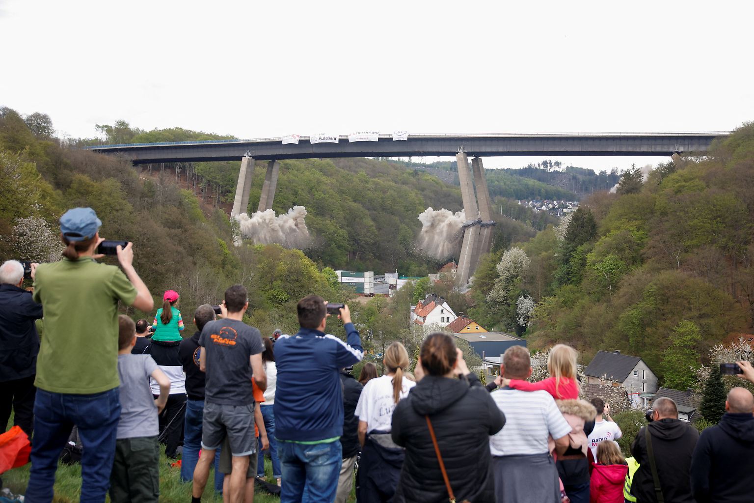 Mit einem kontrollierten, aber ordentlichen Knall geht es der Rahmede-Talbrücke bei Lüdenscheid an den Kragen. 