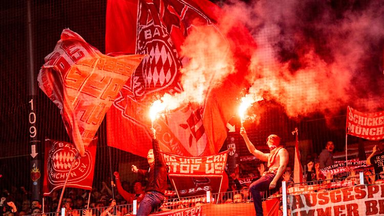 Das ausdauernde Zünden von Pyro nahm die Polizei offenbar zum Anlass für die Kontrollen.