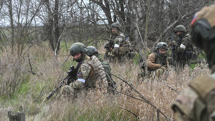 Russische Fallschirmjäger trainieren für ihren Einsatz in der Ukraine. 