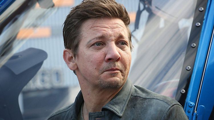 Jeremy Renner kann schon wieder ohne Gehhilfe laufen.