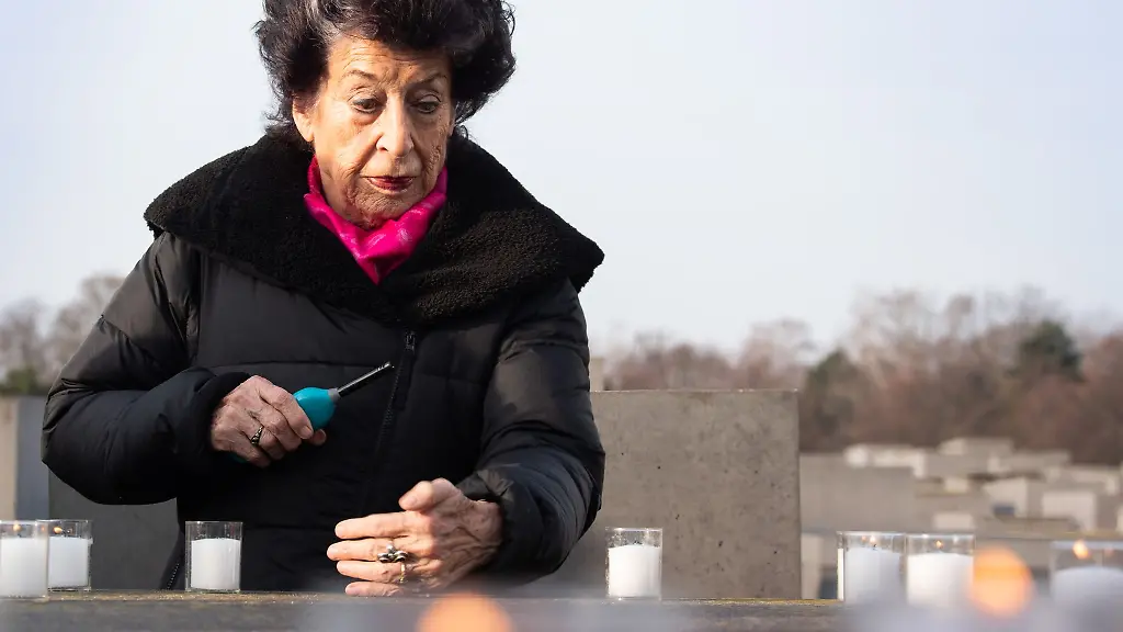 Lea-Rosh-Initiatorin-des-Holocaust-Mahnmals-zuendet-waehrend-der-Gedenkveranstaltung-am-Denkmal-fuer-die-ermordeten-Juden-Europas-eine-Kerze-an
