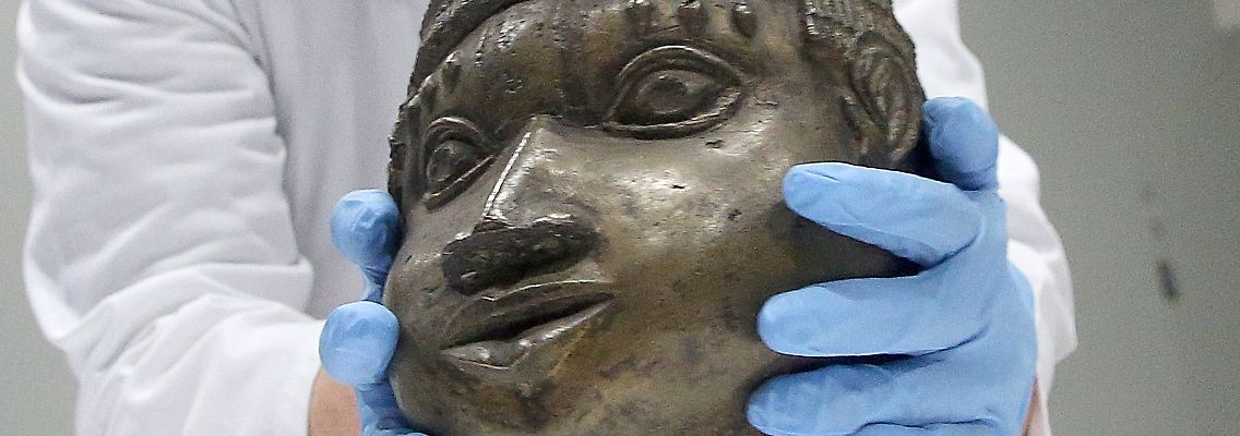 Eine Museumsmitarbeiterin verpackt eine der Benin-Bronzen, die für die Rückgabe nach Nigeria im Ethnologischen Museum Dahlem zusammen gestellt wurden.