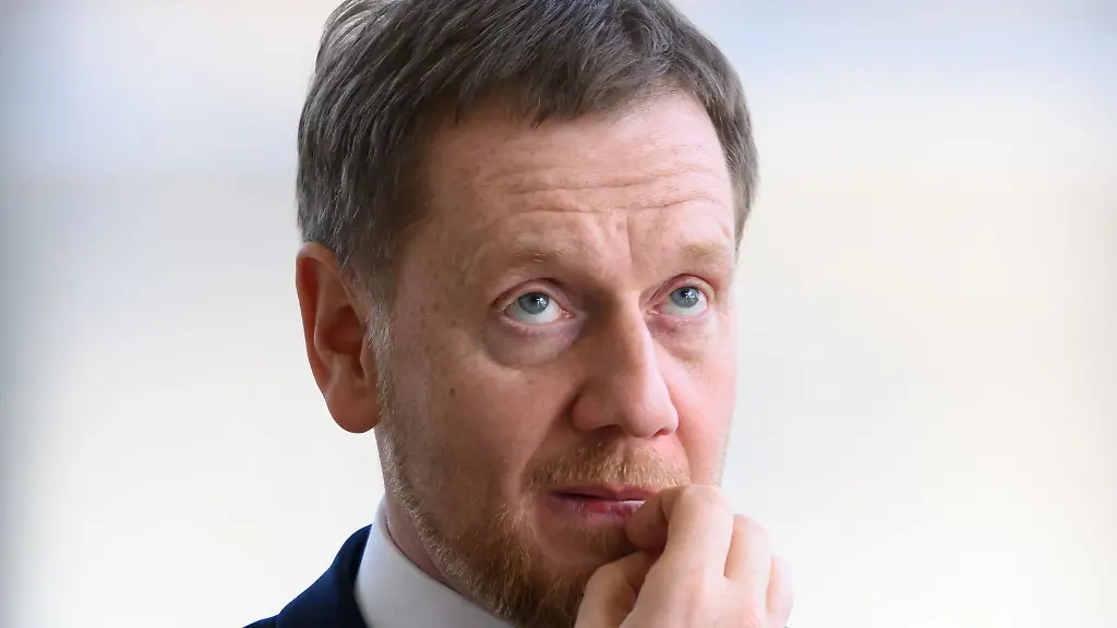 Michael-Kretschmer-CDU-Ministerpraesident-von-Sachsen-steht-vor-Beginn-der-Sitzung-des-Saechsischen-Landtages-im-Plenarsaal