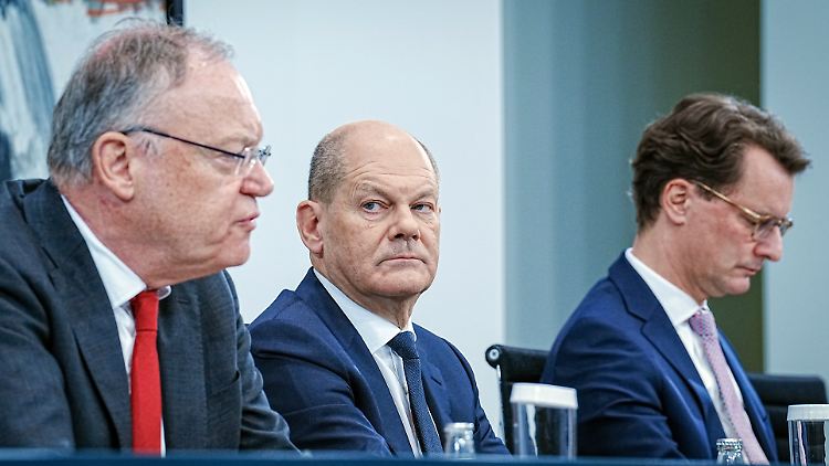 Weil und Scholz sind zwar Parteifreunde, aber geht es um die Asylfinanzierung scheint sich der niedersächsische SPD-Politiker doch eher dem CDU-Mann Wüst verbunden - dieses Bild entstand im vergangenen Dezember nach einer Ministerpräsidentenkonferenz.