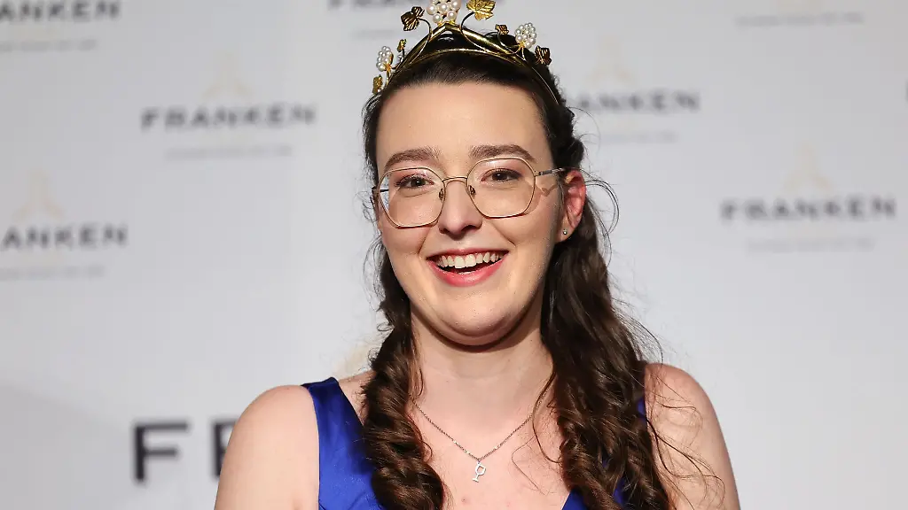 Lisa-Lehritter-jubelt-ueber-ihre-Wahl-zur-neuen-Fraenkischen-Weinkoenigin