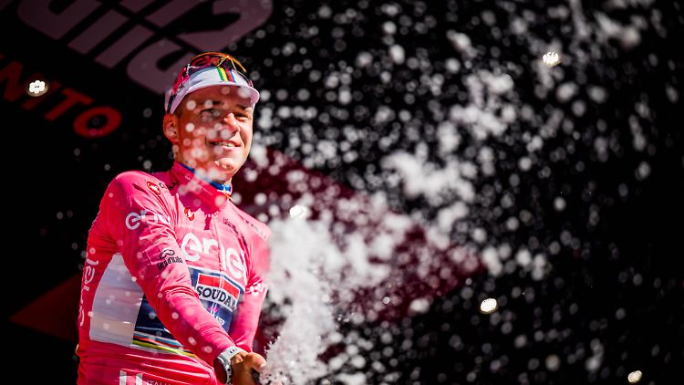 Remco Evenepoel lässt schonmal die Korken knallen.