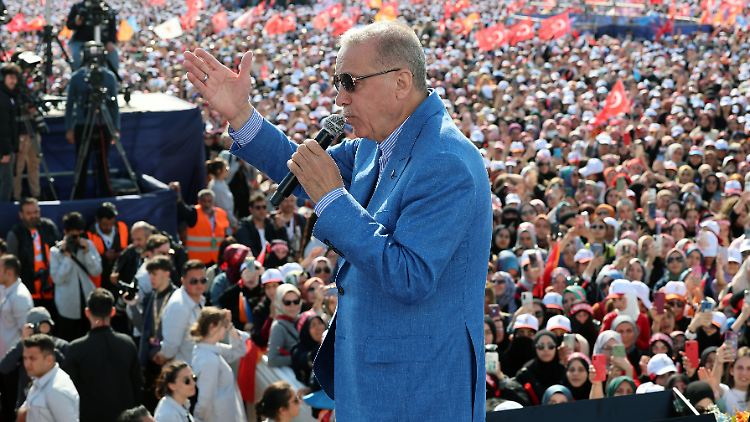 1,7 Millionen Anhänger sind laut dem türkischen Präsidenten zu seiner Veranstaltung in Istanbul gekommen.