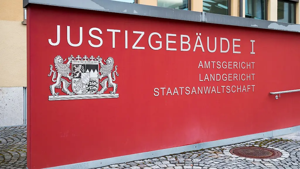 Der-Eingangsbereich-mit-einem-Schriftzug-des-Justizgebaeudes
