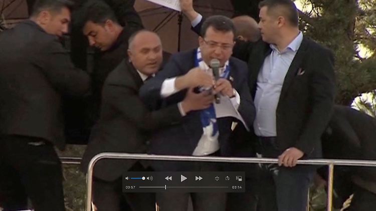 Der türkische Oppositionspolitiker Ekrem Imamoglu musste wegen attackierender Demonstranten einen Wahlkampfauftritt abbrechen.