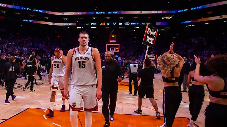 Nikola Jokic verlässt den Court, neben ihm tanzen die Cheerleader der Suns.