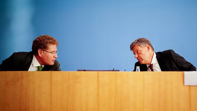 Robert Habeck (r.) nimmt Staatssekretär Patrick Graichen in Schutz.