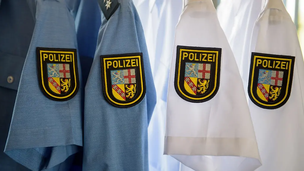 Weisse-und-blaue-Hemden-mit-dem-saarlaendischen-Wappen-haengen-nebeneinander