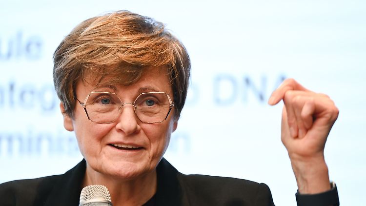 Katalin Karikó bei einem Vortrag.