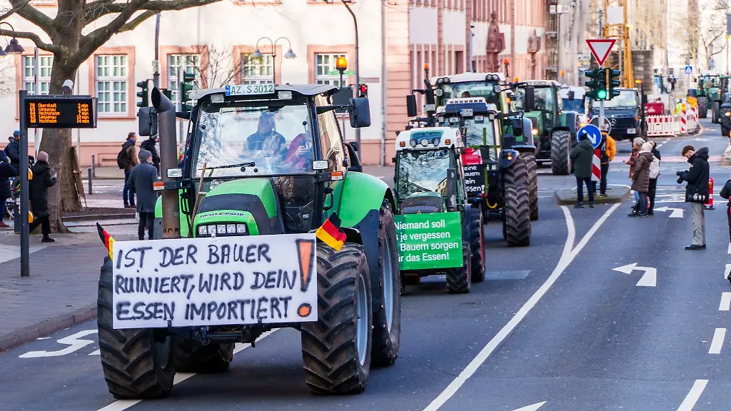 Landwirte-demonstrieren-mit-ihren-Traktoren-in-der-Innenstadt