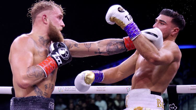 In seinem ersten Duell mit einem Profi-Boxer zog Jake Paul (l.) gleich den Kürzeren.