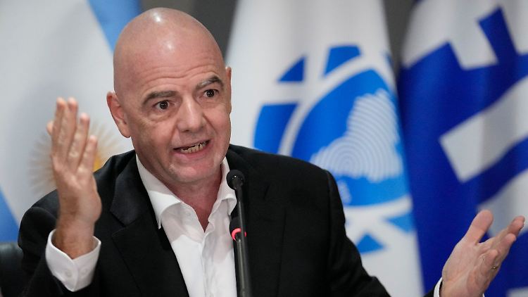 FIFA-Präsident Gianni Infantino verhalte sich "respektlos", sagt Fußball-Nationaltorhüterin Almuth Schult.