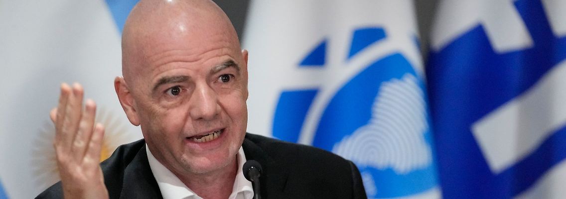 FIFA-Präsident Gianni Infantino (l) verurteilte den Rassismus-Vorfall in der Serie A.