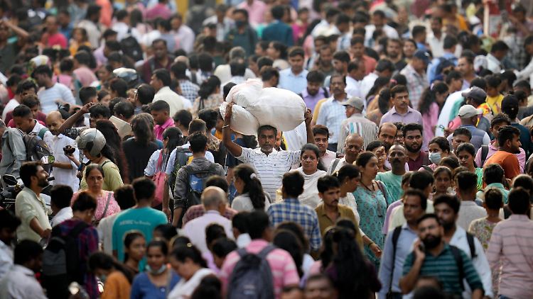 Indien hat China bei der Einwohnerzahl überholt, die Bevölkerungsdichte ist fast doppelt so groß wie in Deutschland.