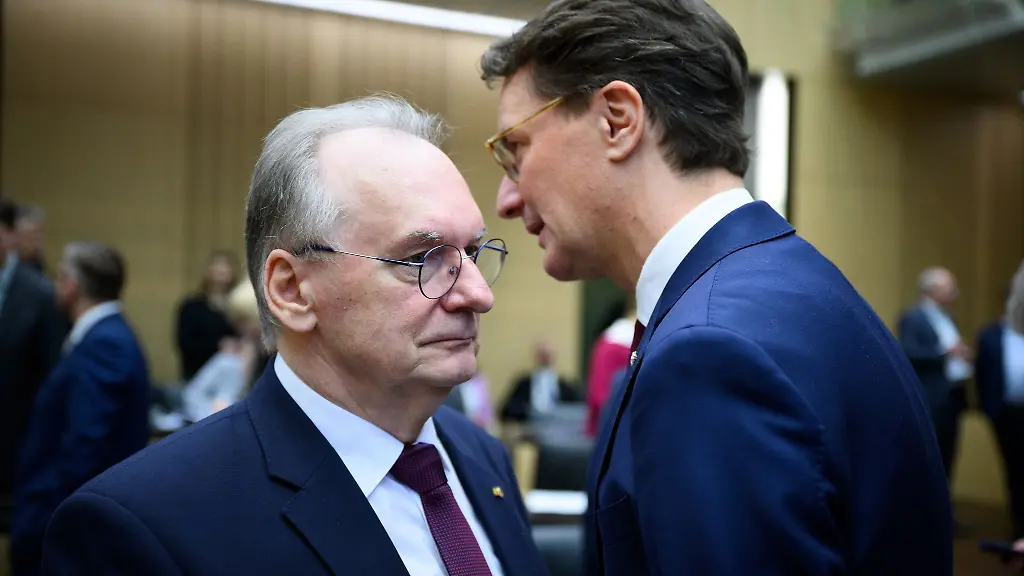 Reiner-Haseloff-CDU-Ministerpraesident-von-Sachsen-Anhalt-und-Hendrik-Wuest-CDU-unterhalten-sich