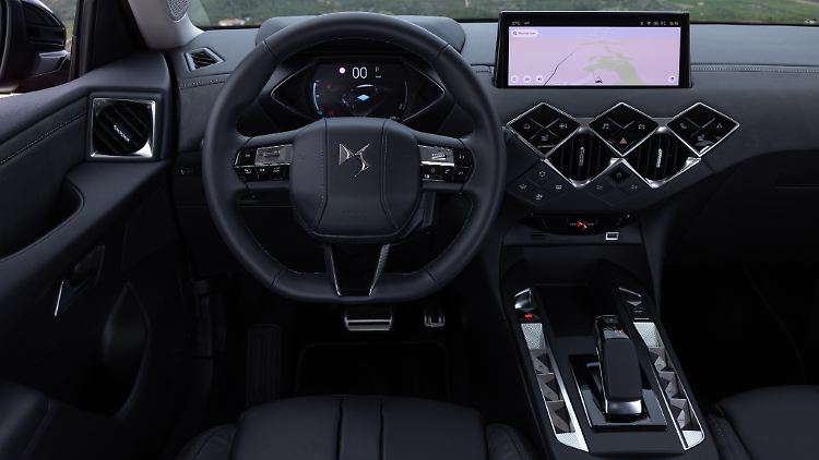 Auch innen dominiert die Raute. Mechanische Anzeigenadeln gibt es in dem Franzosen nicht - Infotainment ist wohl Trumpf. Reichlich Leder mit wertiger Ziernaht ebenso.