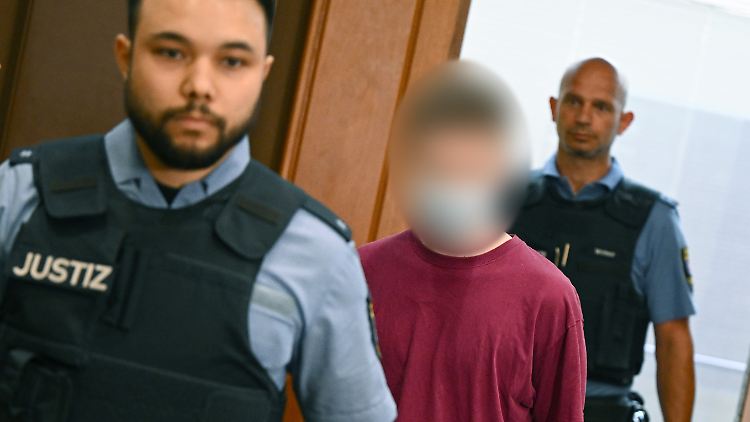Marvin E. (Mitte) wird zum Prozessauftakt in den Gerichtssaal des Oberlandesgerichts Frankfurt geführt.
