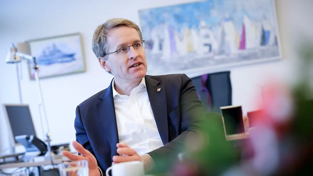 Schleswig-Holsteins-Ministerpraesident-Daniel-Guenther-bei-einem-Interview