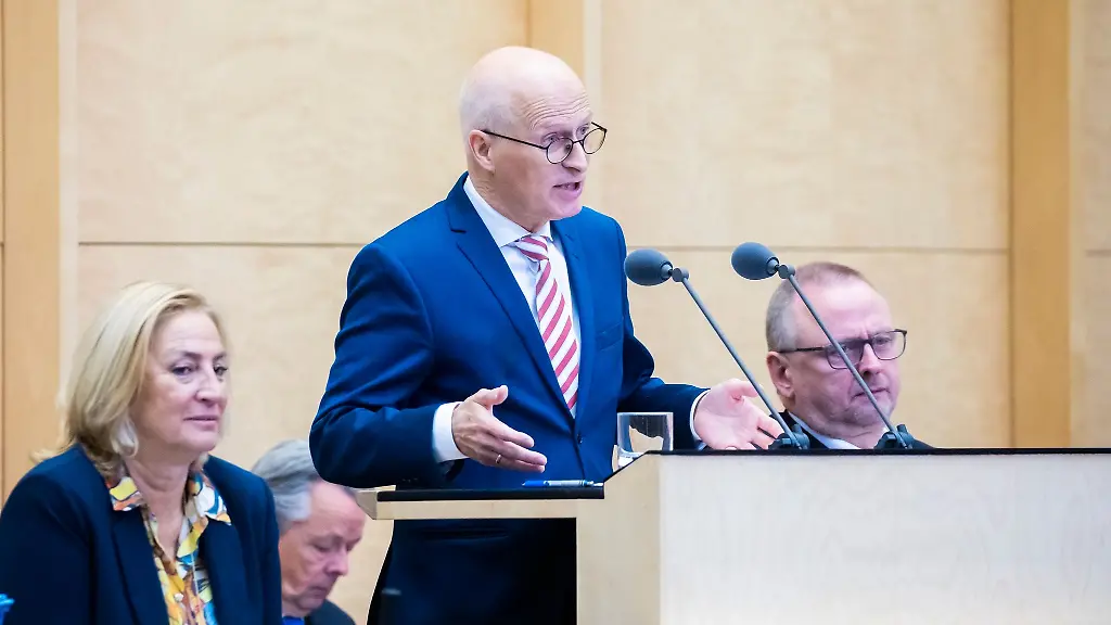 Hamburgs-Buergermeister-Peter-Tschentscher-spricht-waehrend-einer-Sitzung-des-Bundesrates