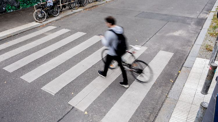 Wer mit dem Fahrrad am Zebrastreifen die Straßenseite wechseln will, muss absteigen und schieben.