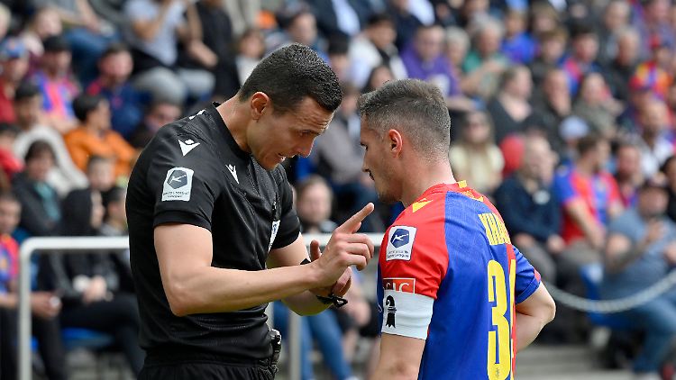 Xhaka im Zwiegespräch mit dem Schiedsrichter.