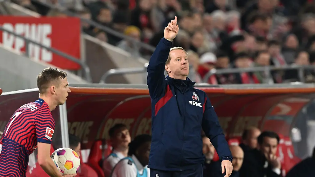 Koelns-Trainer-Timo-Schultz-gestikuliert-an-der-Seitenlinie