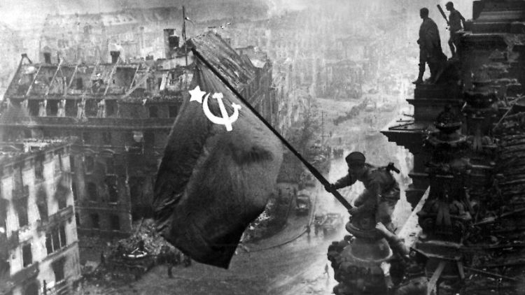 Nach dem Ende der Schlacht um Berlin hissten Rotarmisten am 2. Mai die sowjetische Fahne auf dem Dach des Reichstages.