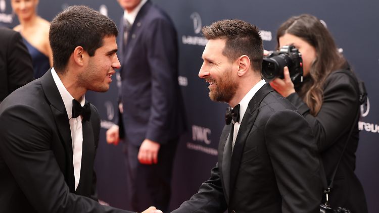 Sportstars unter sich: Tennisprofi Carlos Alcaraz und Lionel Messi sind ausgezeichnet.