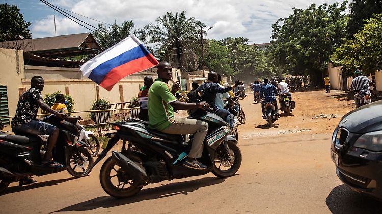 Ein junger Mann in Burkina Faso fährt im vergangenen Oktober mit einer russischen Flagge durch die Hauptstadt Ouagadougou.