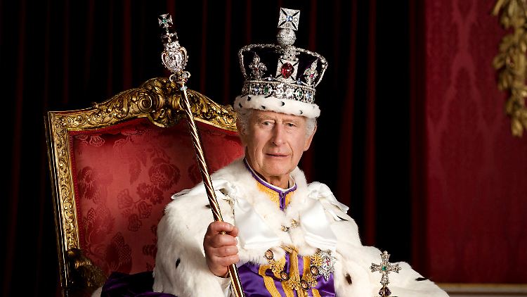 In einem Begleitschreiben dankte Charles III. den Helferinnen und Helfern, die bei der Krönungszeremonie mitgewirkt hatten. 