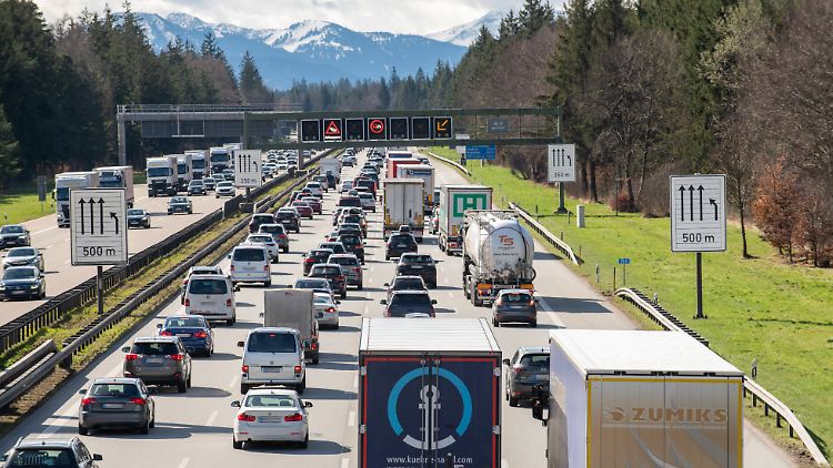 Der Verkehrsbereich hatte im vergangenen Jahr gesetzliche Ziele bei CO2-Emissionen deutlich verfehlt.