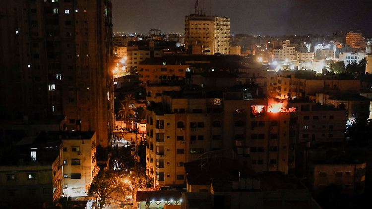 Augenzeugen berichten von zwei Explosionen im Gazastreifen.