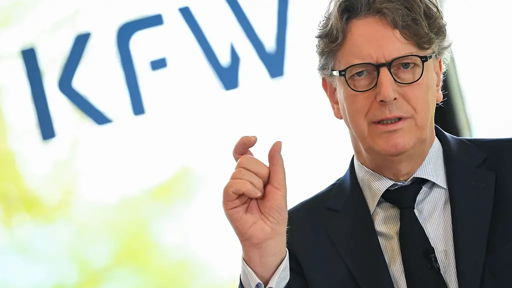 Stefan-Wintels-Vorstandsvorsitzender-der-KfW-Bankengruppe-stellt-die-Bilanz-fuer-2023-vor