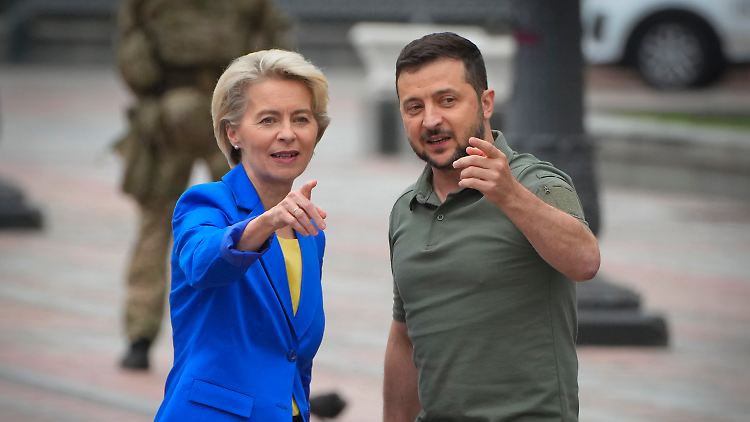 Von der Leyen besucht die ukrainische Hauptstadt bereits zum fünften Mal seit dem Beginn der russischen Invasion - hier im September 2022, ebenfalls im blauen Blazer.