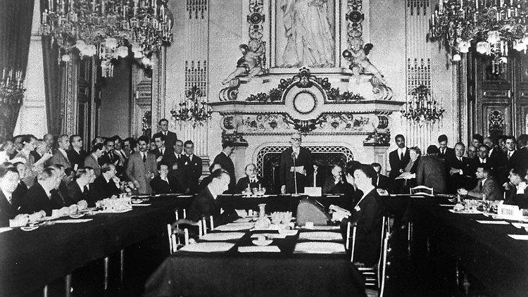 "Der Friede der Welt kann nicht gewahrt werden ohne schöpferische Anstrengungen, die der Größe der Bedrohung entsprechen", sagte Robert Schuman am 9. Mai 1950 im französischen Außenministerium.