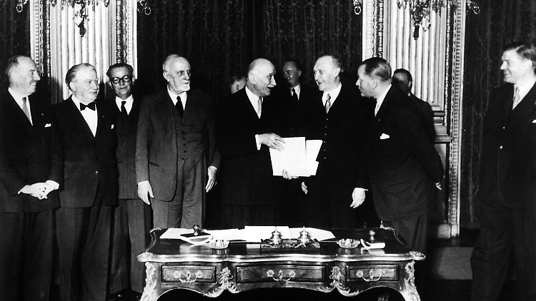 Bereits am 18. April 1951 wurde der Vertrag über die Montanunion in Paris unterzeichnet. Im Bild Robert Schuman neben dem ersten deutschen Bundeskanzler Konrad Adenauer.