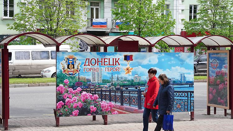 In der besetzten Stadt Donezk hängt ein Plakat auf dem auf russisch steht: "Donezk ist eine Heldenstadt" - nur Wasser fehlt. 