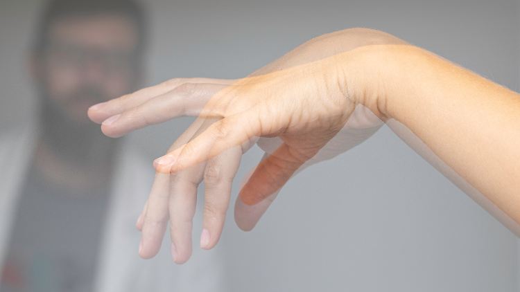 Das Zittern der Hände ist ein typisches Parkinson-Symptom.