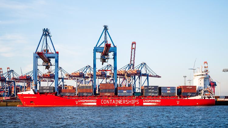 Die Exporte brachen im März um 5,2 Prozent ein.  Ein Grund dafür ist die schwächelnde Nachfrage aus der EU und den USA, wo die Zinsen sogar noch kräftiger gestiegen sind und die Nachfrage nach Waren "Made in Germany" dämpfen.