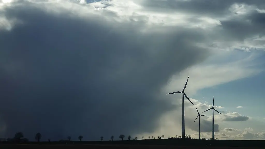 Ein-Regenschauer-zieht-ueber-die-Landschaft-bei-Sachsendorf-Calbe-hinweg