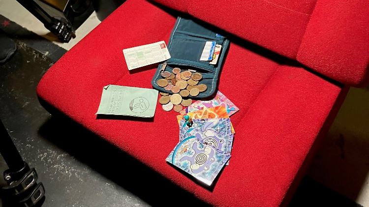 In der Geldbörse steckten noch einige Pfennige, Pokémon-Sammelkarten und eine Pokémon-Figur, Lottokarten der Eltern sowie der Schwimmausweis.