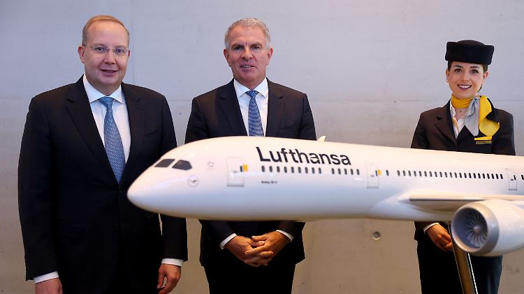 MDAX-Vorstände mit DAX-Gehalt: Lufthansa-Chef Spohr (m) im März bei der Vorstellung der Jahresbilanz. 