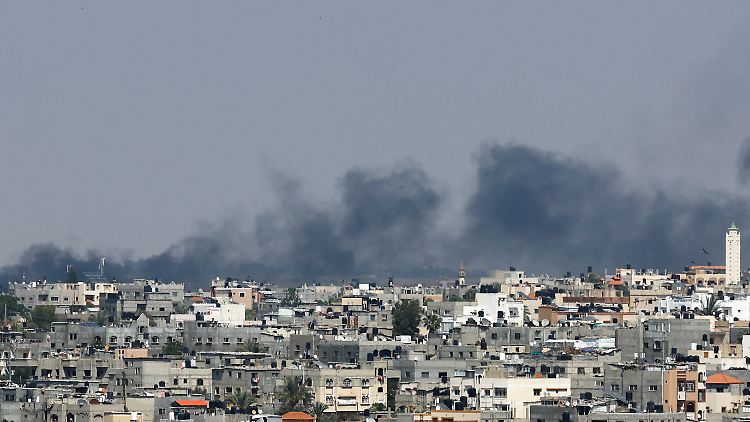 Am Nachmittag starben zwei Mitglieder einer militant palästinensischen Gruppierung bei einem israelischen Luftangriff auf ein Auto.
